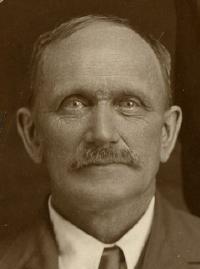 Charles Frederick McKown
Husband of
Orphiia Felker Emerson
Harriet Emma Parker
Nellie Maria Parker
1856-1928
